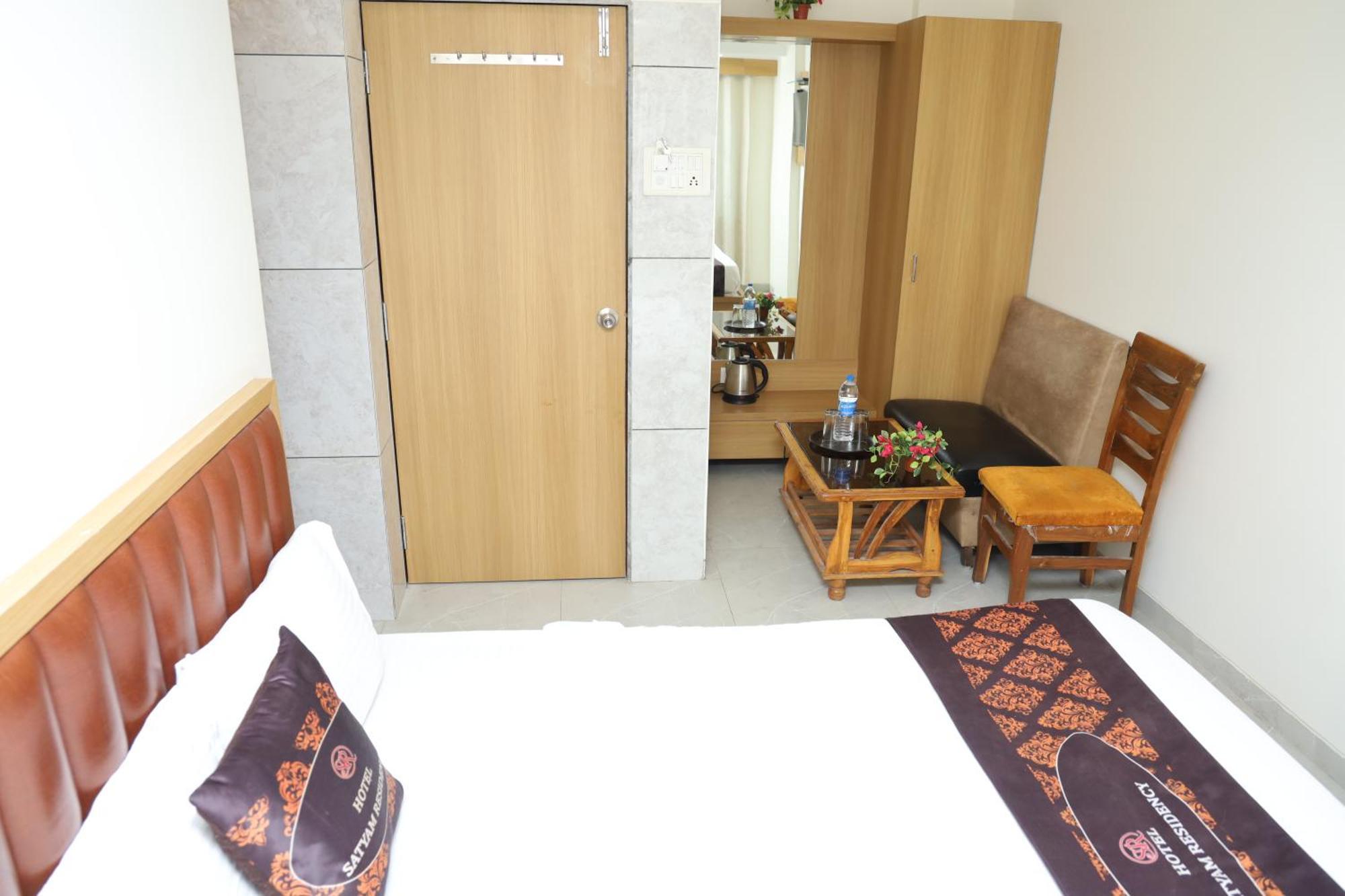Hotel Satyam Residency Наві-Мумбаї Екстер'єр фото